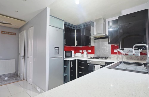 Levenshulme House | Manchester 3-Beds, Sleeps 6 with Onsite Parking