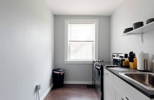 Detroit Apartment | Long-Term Rental Comfy, Clean & Nurse-Friendly