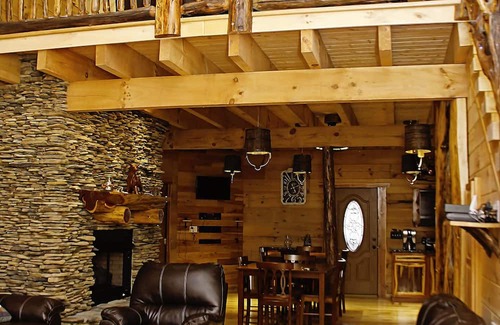 Henlawson Cabin | Deluxe 4 Bedroom 4-1/2 Bath Log Cabin With Theater Room