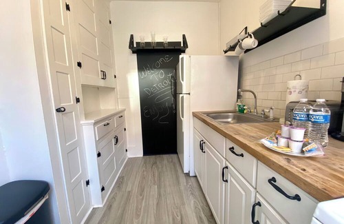 Detroit Apartment | Long-Term Haven Ideal for Nurses & Travelers