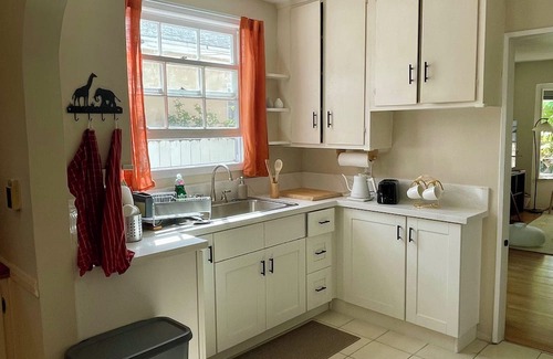 North Central House | Zen Modern 2QueenBed/1Ba Home w/Fiber Internet + Dedicated Workspace + Patio