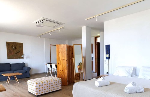 Pentakomo Apartment | Eutopia | Superior Studio, Art by PraXis Apartments