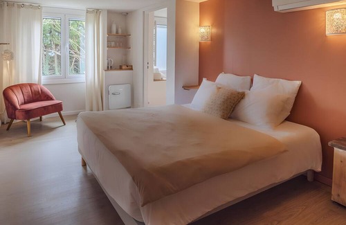 La Bastide-Clairence Bed & Breakfast | Bed and Breakfast 'Maison Perbos 1556 - Lurra' with Shared Pool, Wi-Fi and Air Conditioning