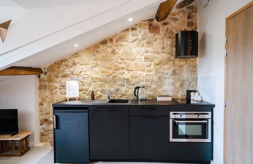La Bastide-Clairence Bed & Breakfast | Bed and Breakfast 'Maison Perbos 1556 - Lurra' with Shared Pool, Wi-Fi and Air Conditioning