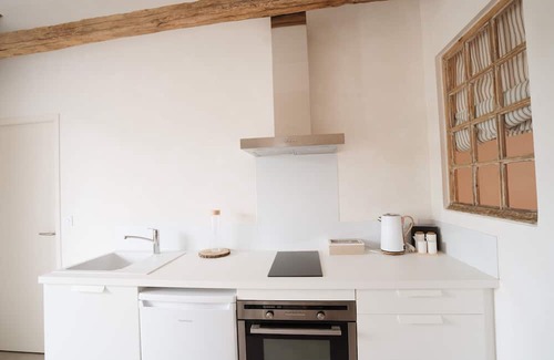 La Bastide-Clairence Bed & Breakfast | Bed and Breakfast 'Maison Perbos 1556 - Lurra' with Shared Pool, Wi-Fi and Air Conditioning