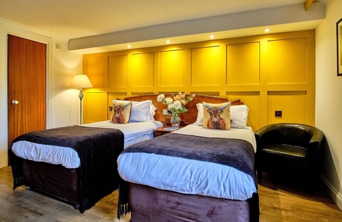Tyndrum Hotel | Scenic Highland Stay with Breakfast, Pool Table, Table Tennis & Mountain Views