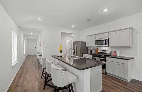 Spring House | Fully furnished with utilities, 3 bedrooms close to IAH airport, pets welcome!
