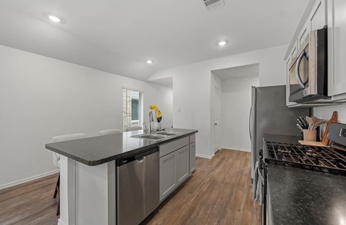 Spring House | Fully furnished with utilities, 3 bedrooms close to IAH airport, pets welcome!