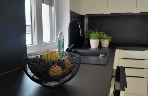 Parndorf House | The Moment Luxury Suites- Parndorf, Modern house in Parndorf with garden & pool