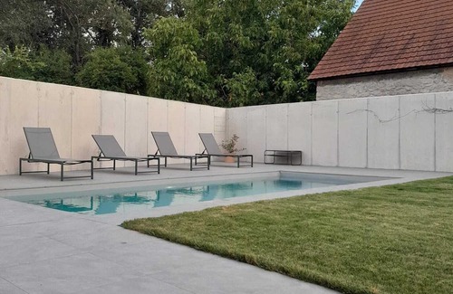 Parndorf House | The Moment Luxury Suites- Parndorf, Modern house in Parndorf with garden & pool