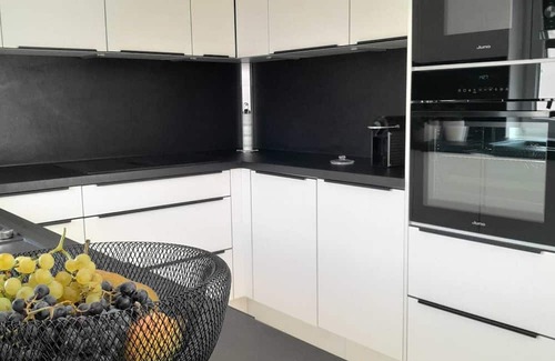 Parndorf House | The Moment Luxury Suites- Parndorf, Modern house in Parndorf with garden & pool