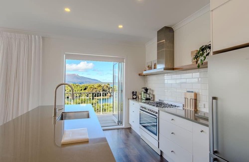 Lake Tarawera House | Boat Shed Bay - Stunning Lake Tarawera Views