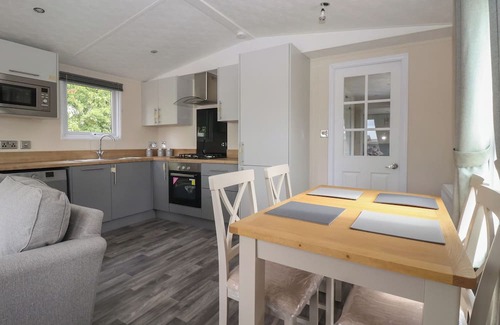 Great Hatfield Cottage | MEADOWS PARK 1, pet friendly, with hot tub in Hornsea