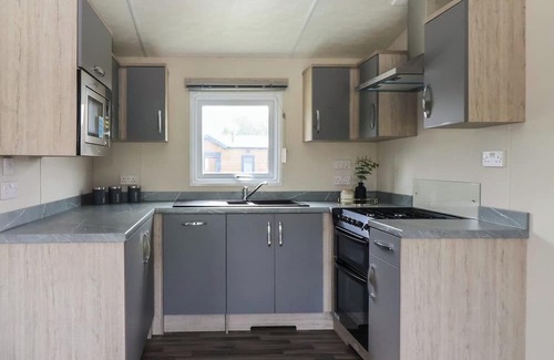 Great Hatfield Cottage | MEADOWS PARK 3, family friendly, with hot tub in Hornsea