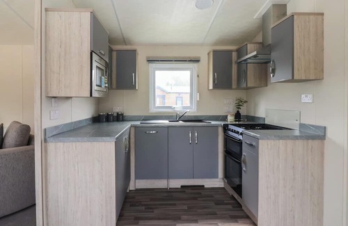 Great Hatfield Cottage | MEADOWS PARK 4, family friendly, with hot tub in Hornsea