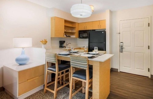 Arrowood Hotel | 4 Pet-Friendly Suites with Kitchen and Free Breakfast Close to Attractions