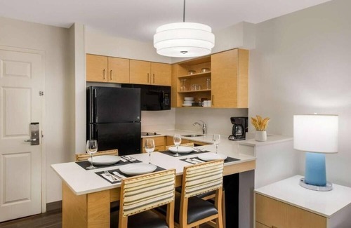 Arrowood Hotel | 4 Pet-Friendly Suites with Kitchen and Free Breakfast Close to Attractions