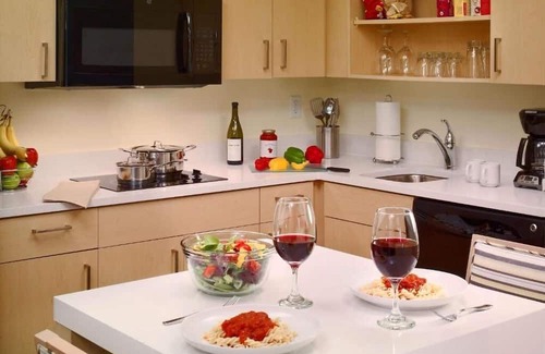 Arrowood Hotel | 4 Pet-Friendly Suites with Kitchen and Free Breakfast Close to Attractions