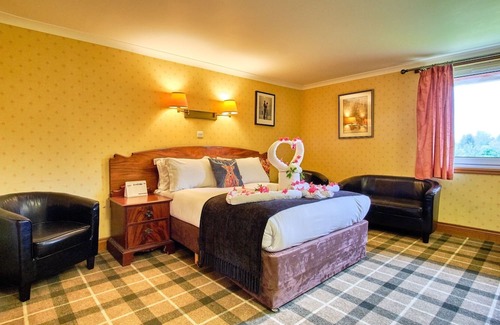 Tyndrum Hotel | Mountain Retreat + Indoor Games, Breakfast, Gardens & Easy Access to Loch Lomond