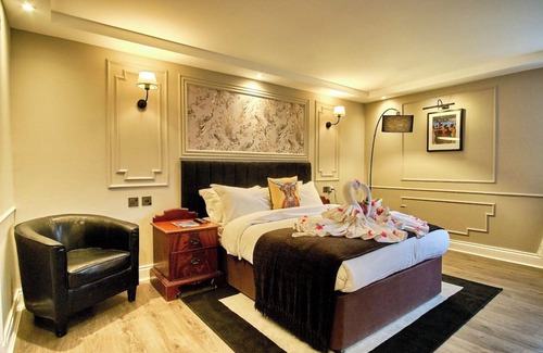 Tyndrum Hotel | Tranquil Tyndrum Lodge with Scenic Views, Garden Walks & Meals Included