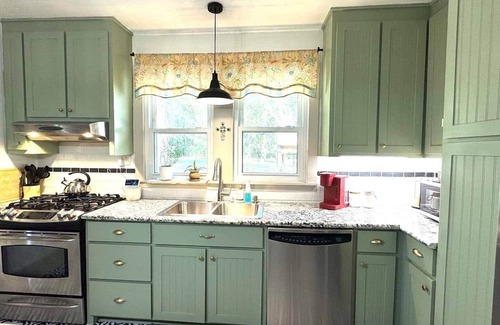 Pride House | Country Retreat with ponds-views-porches & pups