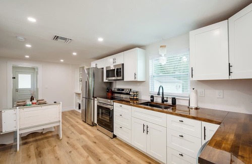 Harbor Hills Of Palm Harbor Cottage | Fully renovated with 2 bedrooms, 1.5 bathrooms, pet friendly & hot tub
