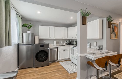 Riverside Apartment | Relax in Cozy style/Spacious King & Queen beds