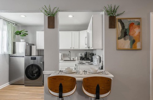 Riverside Apartment | Relax in Cozy style/Spacious King & Queen beds