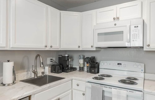Riverside Apartment | Relax in Cozy style/Spacious King & Queen beds
