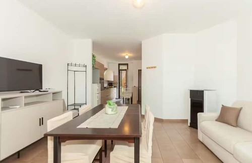 Cesate Cottage | Villa luminosa con balcone e jacuzzi, zona Milano