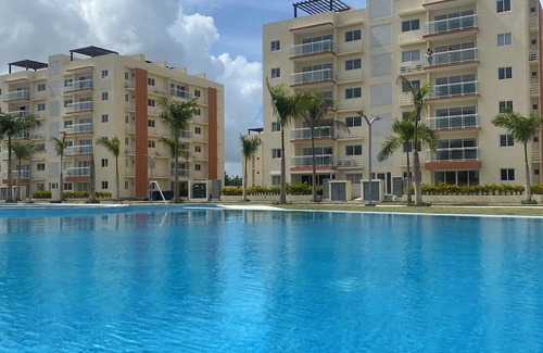 Veron Condo | Chic 1-bedroom condo Pool, Balcony & Tropical Vibes.