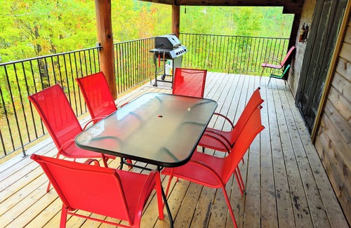 Weslemkoon Cottage | Beautiful Log Home + XL BUNKIE by Weslmkoon lake