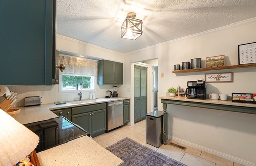 Summerlee House | NRG Entertainment Retreat - Swimming Pool - Rock Climbing - Gameroom - Theater