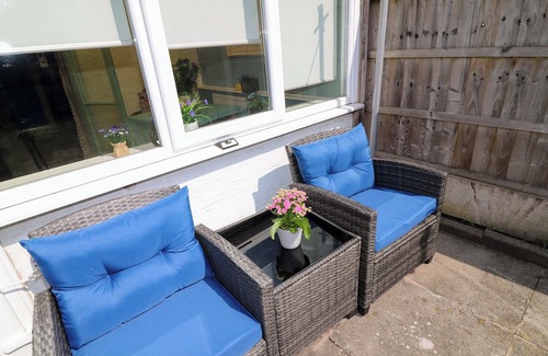 Edwinstowe Cottage | FAYE COTTAGE, pet friendly, character holiday cottage in Edwinstowe