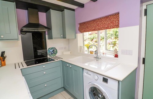 Edwinstowe Cottage | FAYE COTTAGE, pet friendly, character holiday cottage in Edwinstowe