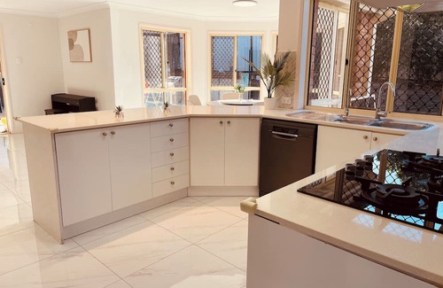 Carindale House | Spacious 5-bedroom house in lovely Carindale with AC