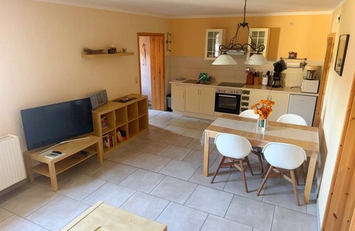 Rostock Apartment | Charming vacation apartment near the Baltic Sea - large garden, relaxed/green, cozy.