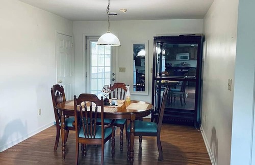 Quincy Apartment | Spacious 2BR Apt – Families, Couples & Business Travelers