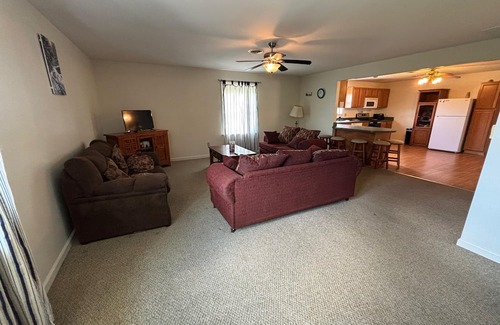 Quincy Apartment | Spacious 2BR Apt – Families, Couples & Business Travelers