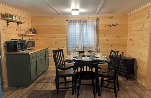 East Hickory House | Trout View Cottage-Creekside fire pit, 2 bedrooms Sleeps 6 near ANF fun!