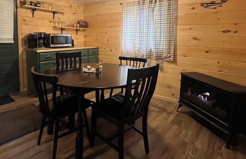 East Hickory House | Trout View Cottage-Creekside fire pit, 2 bedrooms Sleeps 6 near ANF fun!