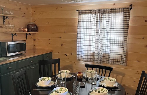 East Hickory House | Trout View Cottage-Creekside fire pit, 2 bedrooms Sleeps 6 near ANF fun!
