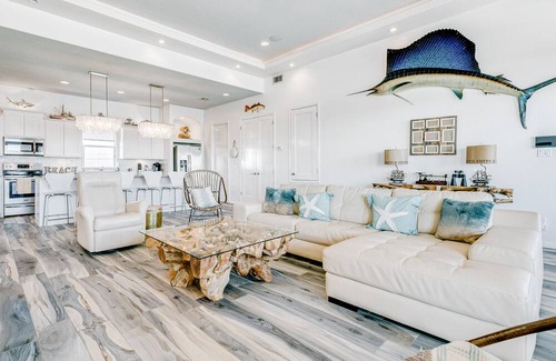Port Bolivar House | Gilchrist Luxury 4BR | Oceanfront & Hot Tub