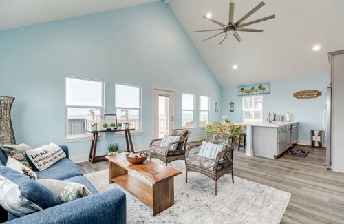 Galveston House | Crystal Beach 3BR | Beachfront & Deck