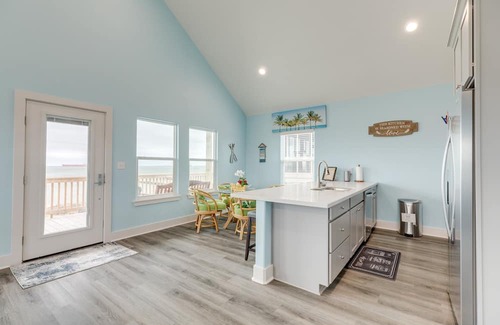 Galveston House | Crystal Beach 3BR | Beachfront & Deck