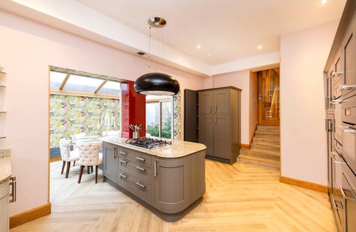 New Town Villa | York Place - Three Bedroom Villa, Sleeps 6