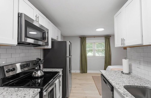 East Raleigh Apartment | Stylish studio ~ Self Check-In & Fast WiFi Near Downtown Raleigh