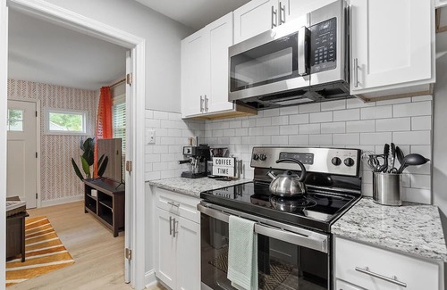 East Raleigh Apartment | Stylish studio ~ Self Check-In & Fast WiFi Near Downtown Raleigh
