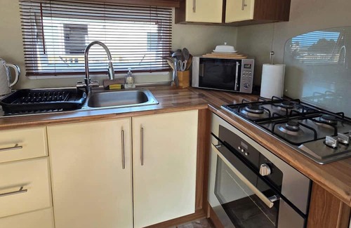 Dinas Cross Cabin | Caravan - Sleeps 4 & Free parking