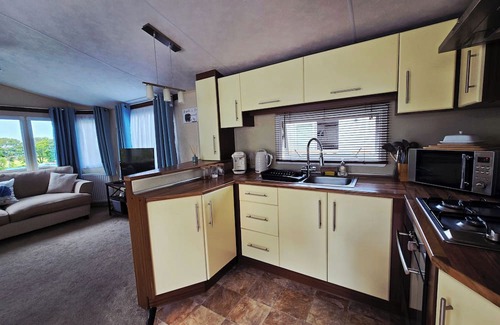 Dinas Cross Cabin | Caravan - Sleeps 4 & Free parking